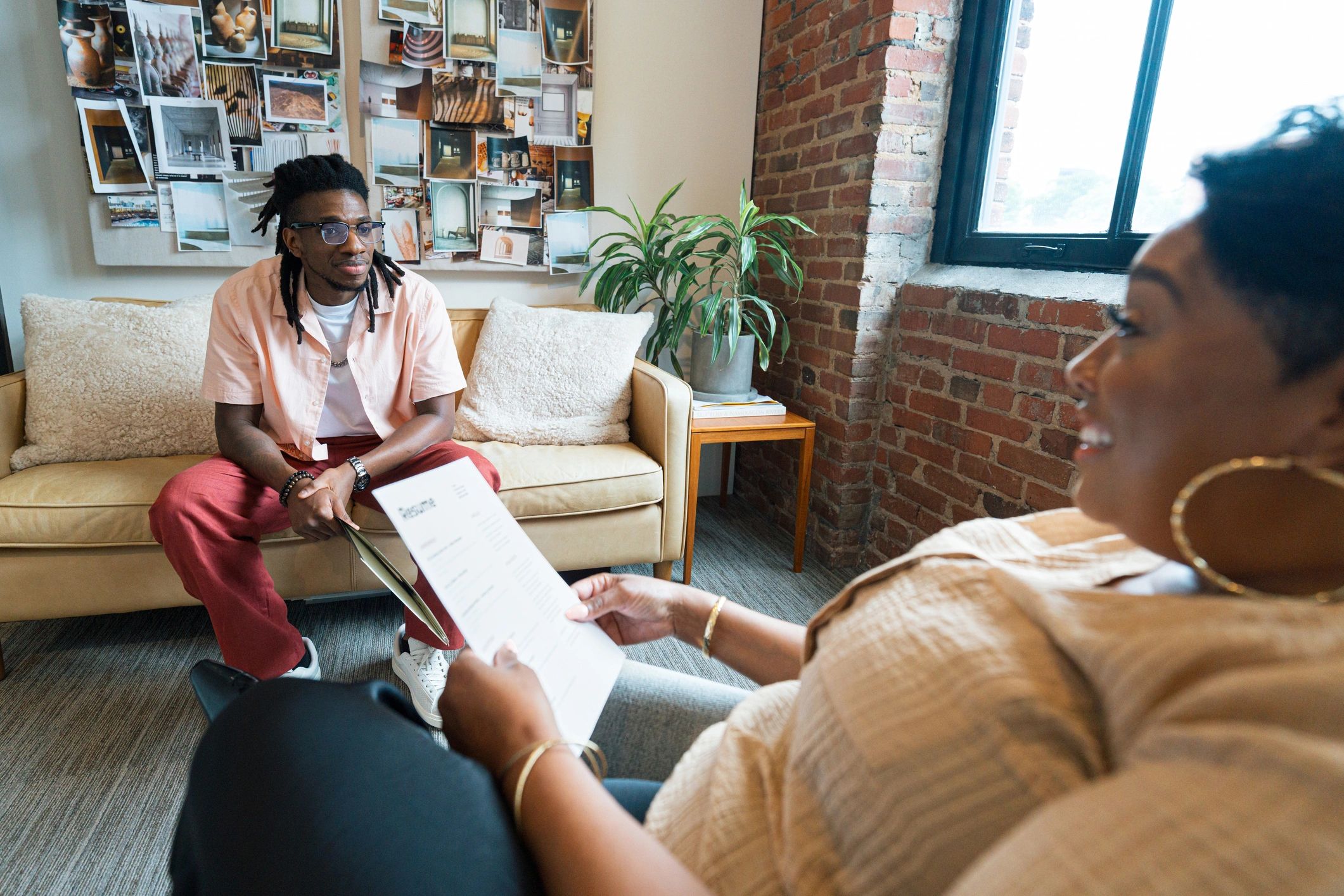 Therapeutic conversation in a welcoming counseling office